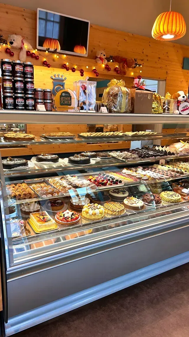 Una vetrina di panetteria piena di tantissimi dolci